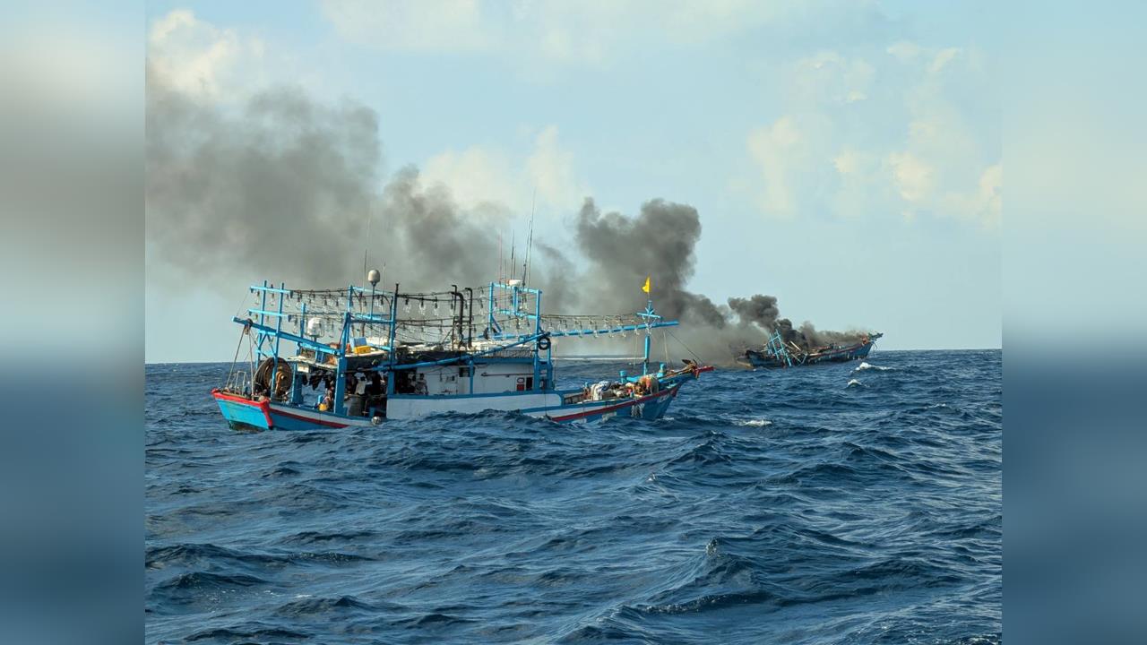 快新聞／彭佳嶼外海驚傳火燒船！5船員死裡逃生　漁船沉沒畫面曝