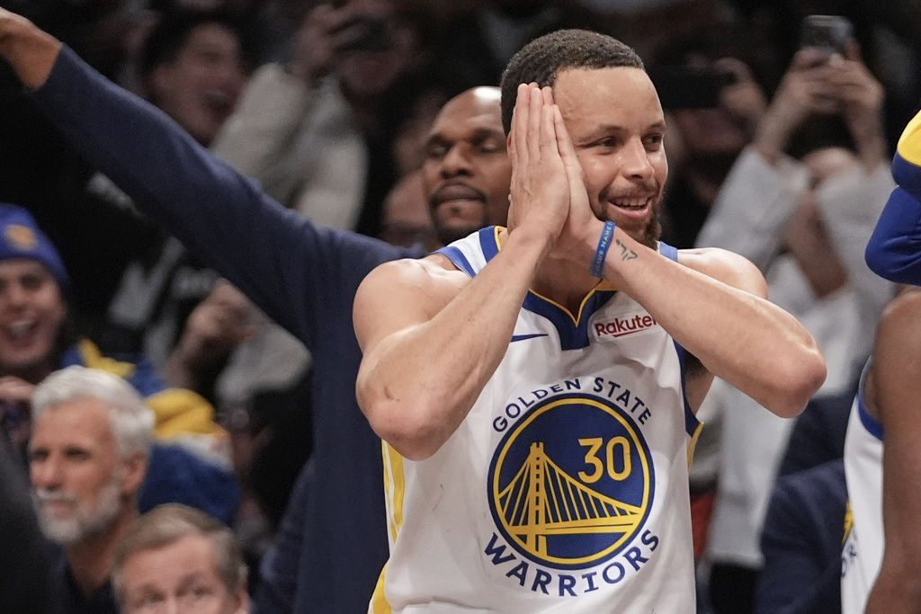 NBA(影)／把布魯克林變自家籃框　勇士柯瑞中場「施魔法」隨手拋成壓哨美技