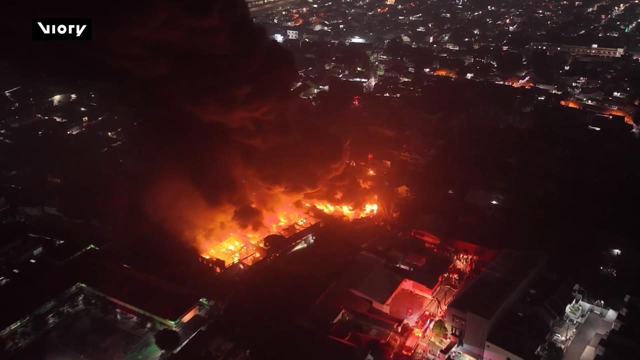印尼首都畫框工廠大火 延燒住宅 民眾緊急撤離