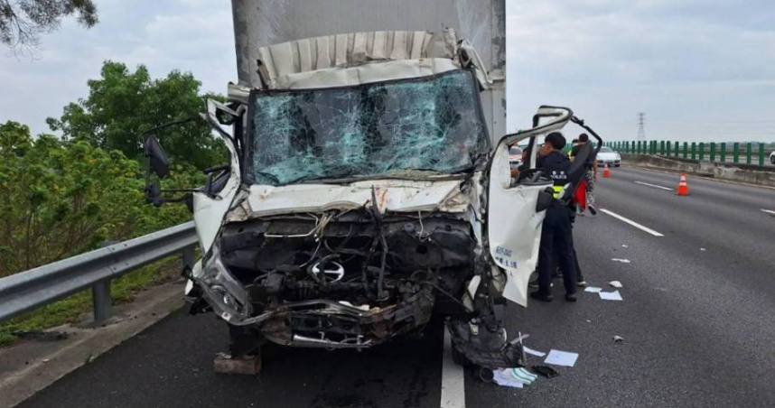 驚悚一幕！國3大貨車高速猛撞砂石車　39歲男送醫搶命仍不治