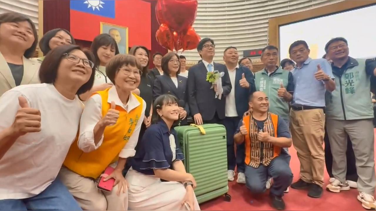 六年任期屆滿議員送「大禮」　陳其邁再唱「爆紅曲」難掩不捨