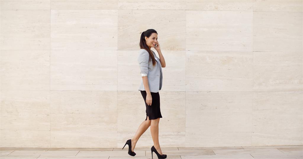 誰說鉛筆裙只能老氣?這4個穿搭公式讓妳穿出精英感