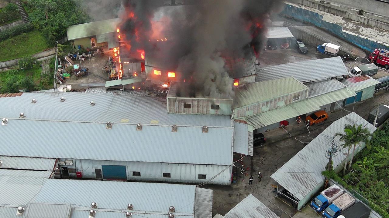 快新聞／新北中和鐵皮工廠清晨惡火奪命　消防局：尋獲一具焦屍