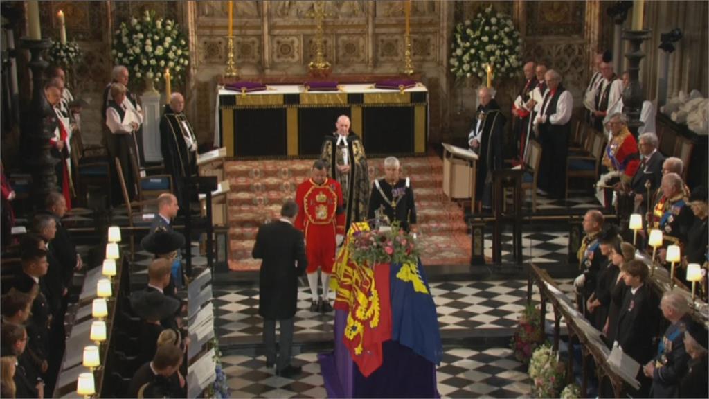 女王告別巡禮最終站　靈柩抵達聖喬治教堂