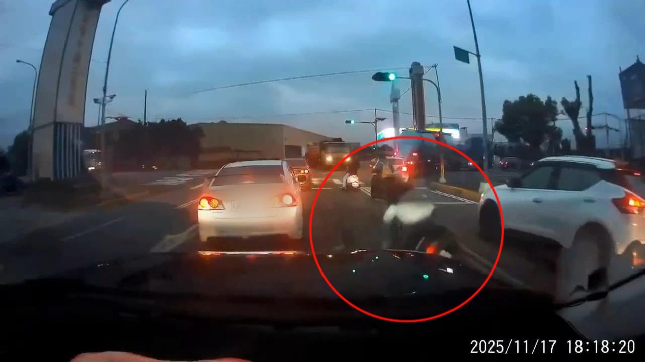 混凝土車「漏一坨」！　騎士慘摔險遭追撞險象環生