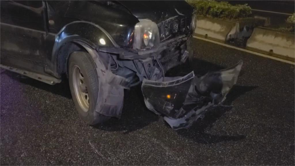 19歲男開吉普車買消夜　打滑連撞5車又被追撞