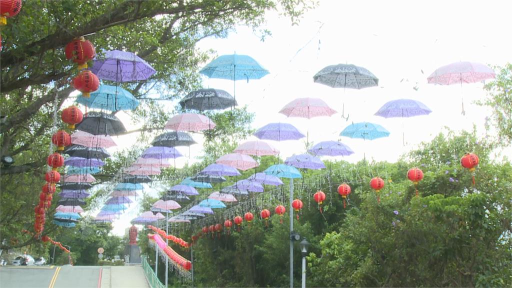 彩色雨傘讓基隆變美了 還能避免行人「受鳥糞攻擊」