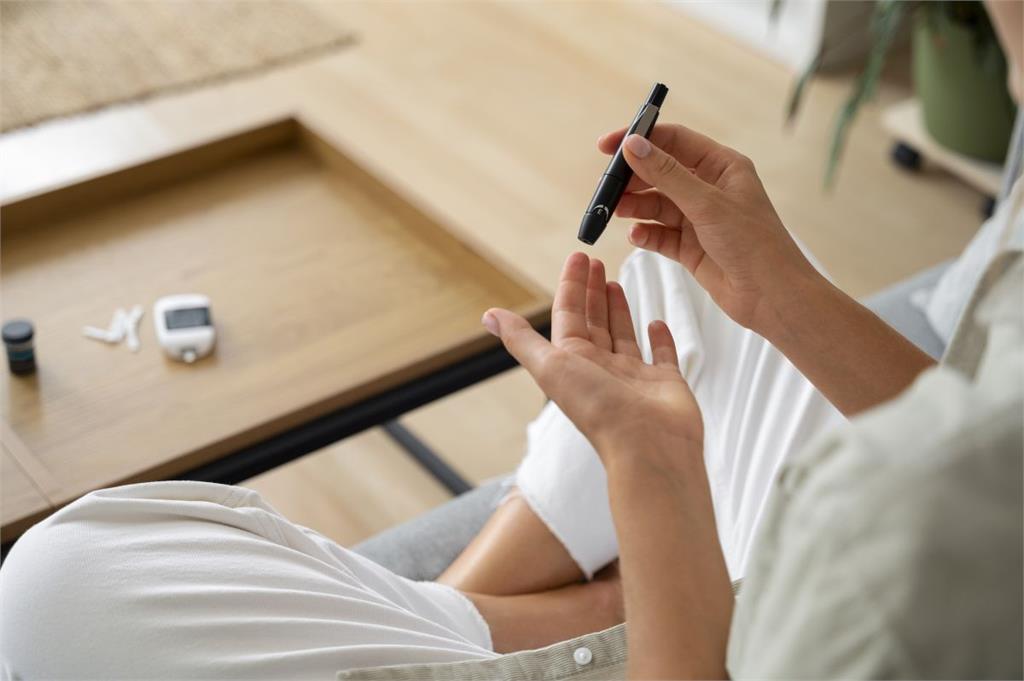 糖尿病恐悄悄傷腸胃！醫揭「5大警訊」：很多人拖到神經已受損