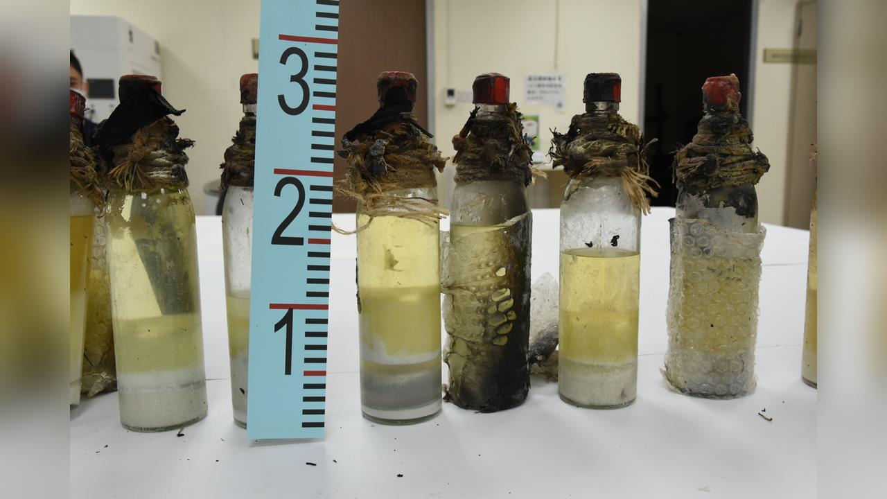 張文租住旅館宛如小型軍火庫！警搜出15顆疑似自製「恐怖燒夷彈」