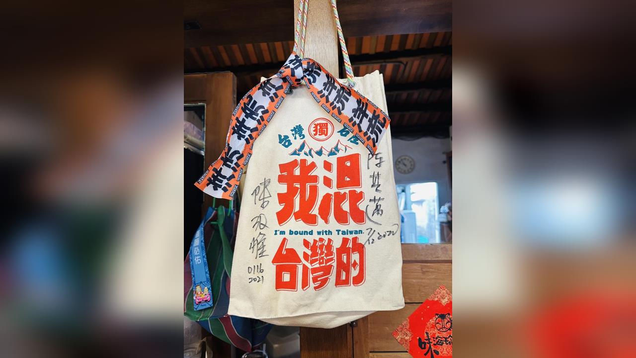 快新聞／高雄冰店掛「洋流飄帶」竟遭藍白粉出征　突發「道歉啟示」宣布1事