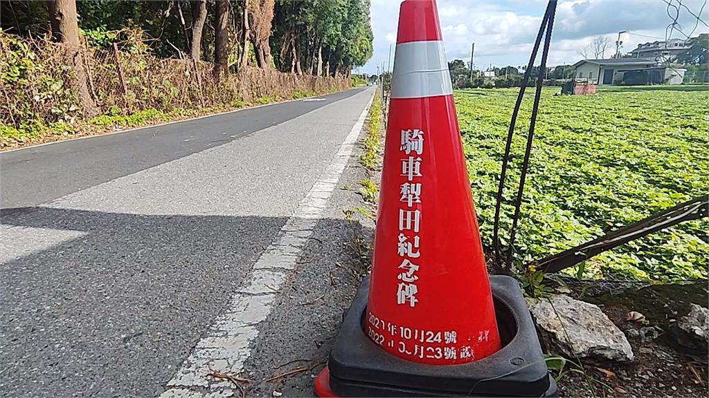 「騎車犁田紀念碑」暖心又幽默！　滑倒騎士擺交通錐提醒用路人