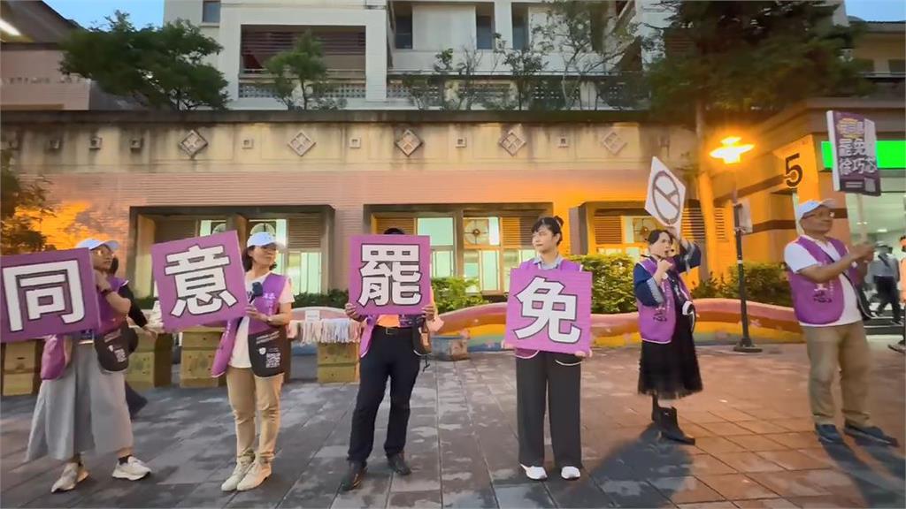 獨家／直擊志工傍晚捷運站前駐點　改編「兩隻老虎」大唱同意罷免徐巧芯