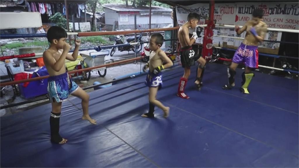 泰國9歲兒童拳擊手 為扛家計上擂台搏鬥