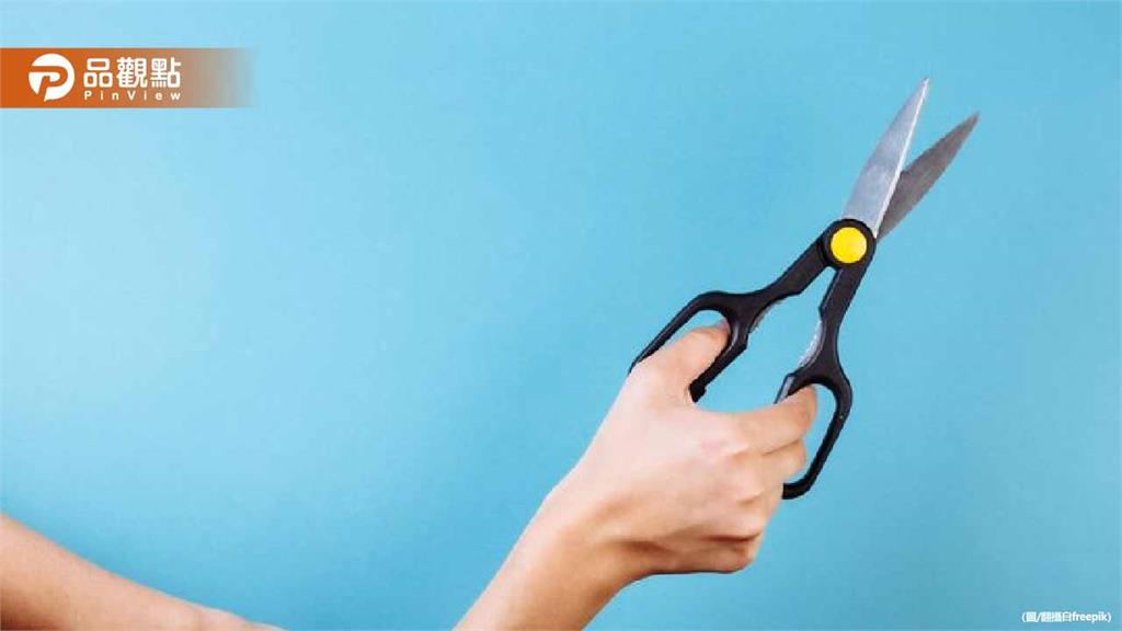 恐怖姑姑!持菜刀、剪刀狂逼姪女「牙齒頭髮你選一個」