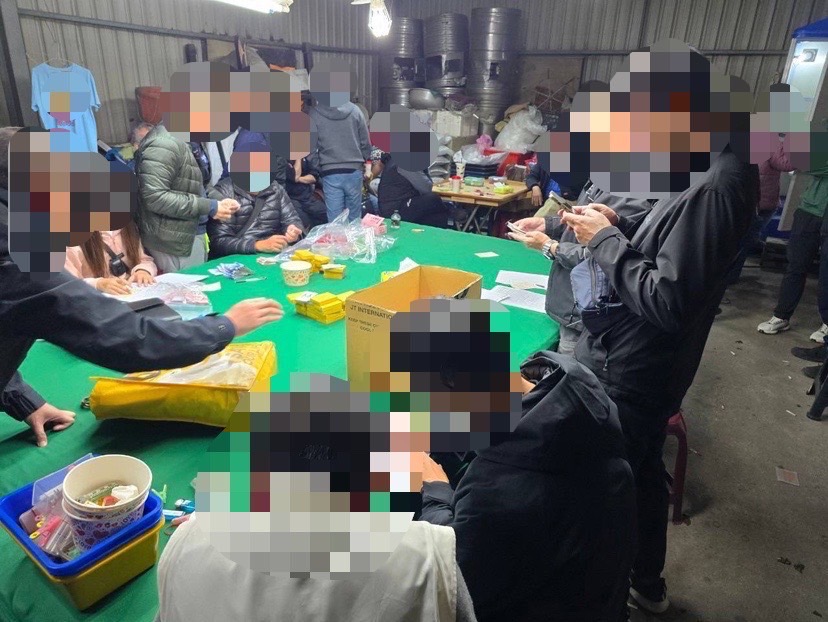 天九牌賭場隱身魚塭工寮 警方凌晨破門攻堅賭客傻眼