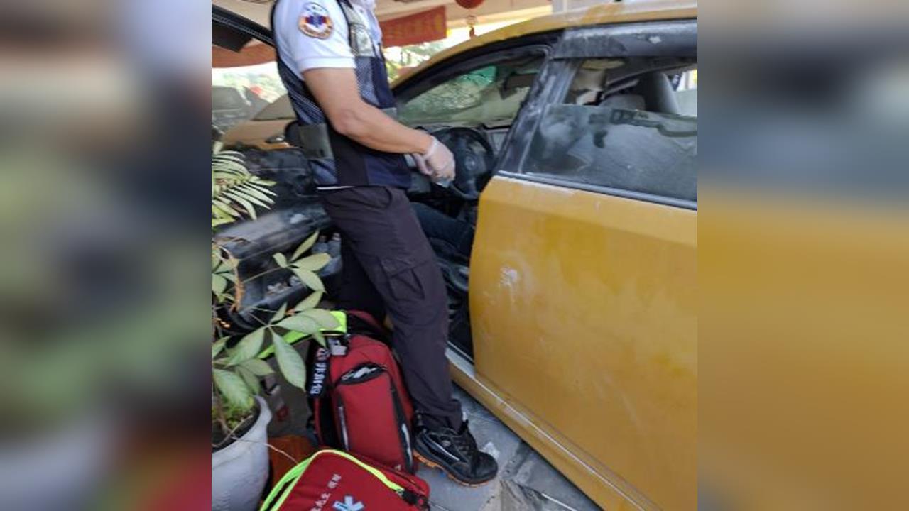 快新聞／高雄小黃司機竟引火自焚！曾恐嚇車行「家破人亡」　今駕車暴衝撞入