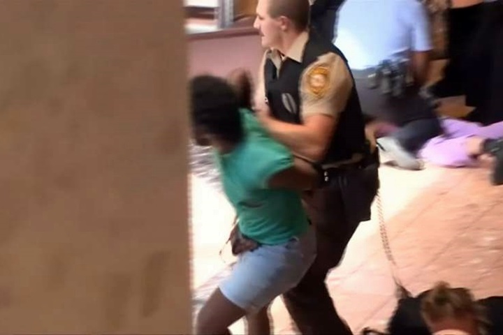 不滿白人警察槍殺黑人無罪 美示威22人被捕