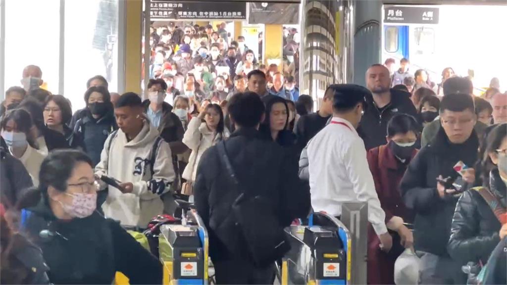 小年夜返鄉交通打亂行程　北中南東鐵路一度出狀況