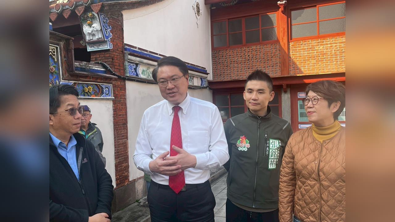 林右昌現身中正萬華地方信仰中心　為「台派戰鬥雞」張銘祐拚聲勢