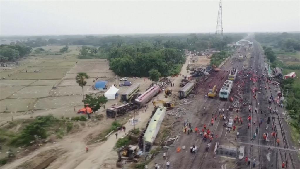 印度火車相撞慘劇搜救結束　死亡數下修為275人