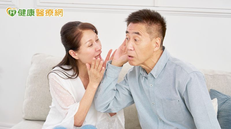 長輩看手機音量越調越大？醫：「聽不清」3點傷腦　失智風險恐悄悄提高