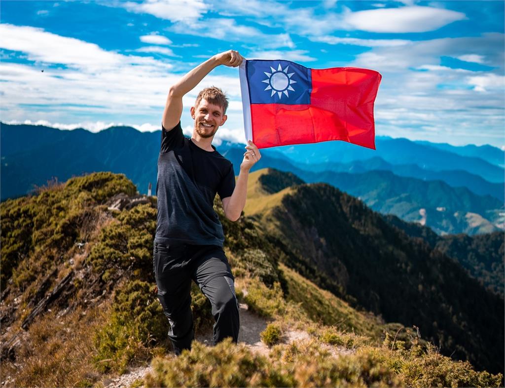 快新聞／波蘭網紅舉國旗喊「我愛台灣」　蔡英文也留言：謝謝你一起愛這塊土地