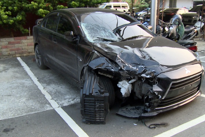 轎車疑爆胎衝撞對向機車 軍人重創昏迷