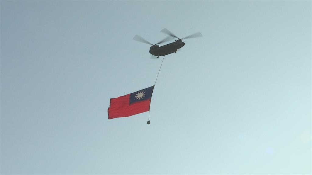 國慶空中第二次預演　勇鷹高教機領銜！CH-47吊掛國旗成亮點