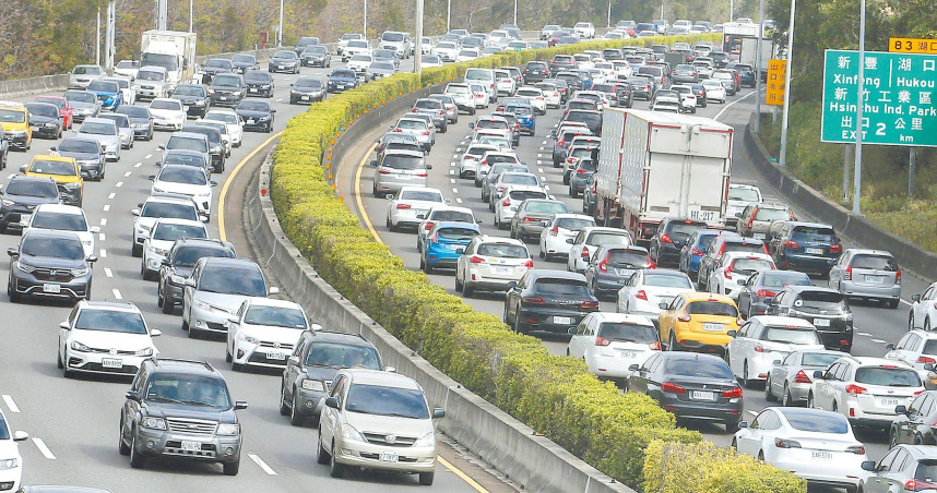 光復節連假首日國道壅塞11熱區 國5南下超塞「估堵車11小時」