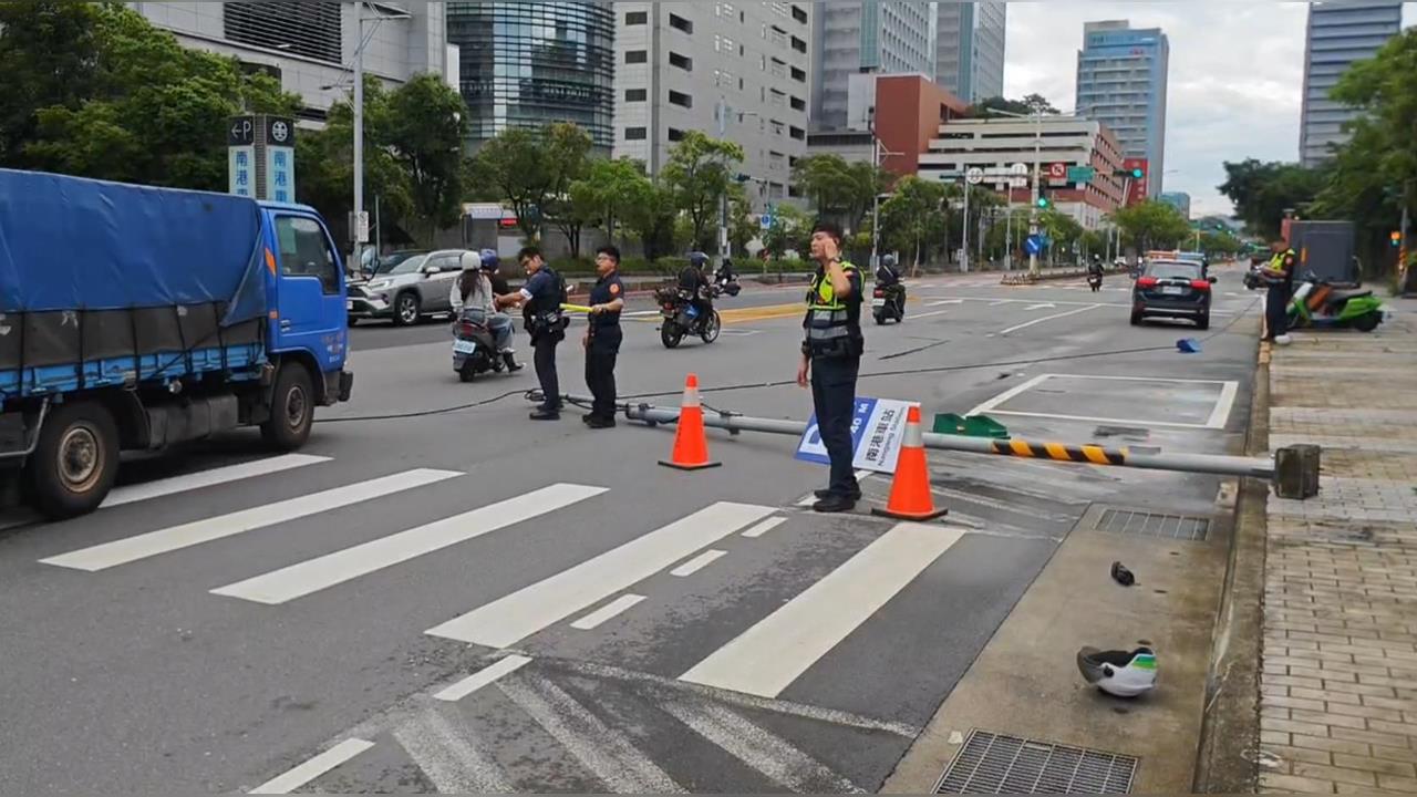 快新聞／南港車站前人行號誌清晨遭機車撞上傾倒！騎士無生命跡象緊急送醫