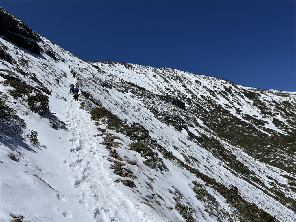 快新聞／還有積雪、結冰未退！　雪霸雪季服務延長至4/15