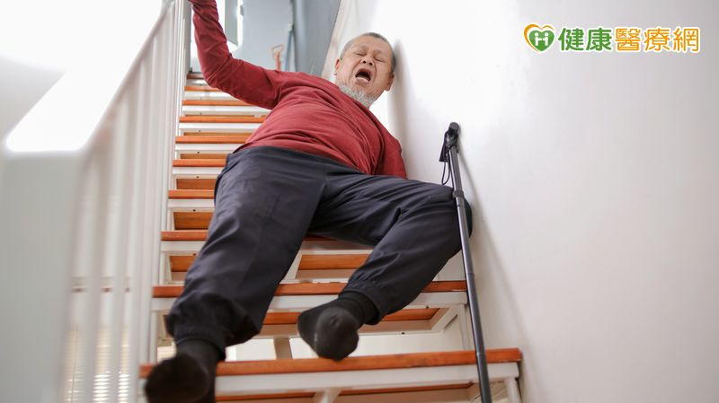 長輩跌倒後看似無異狀？醫揭「慢性硬腦膜下血腫」症狀　恐數週後才出現