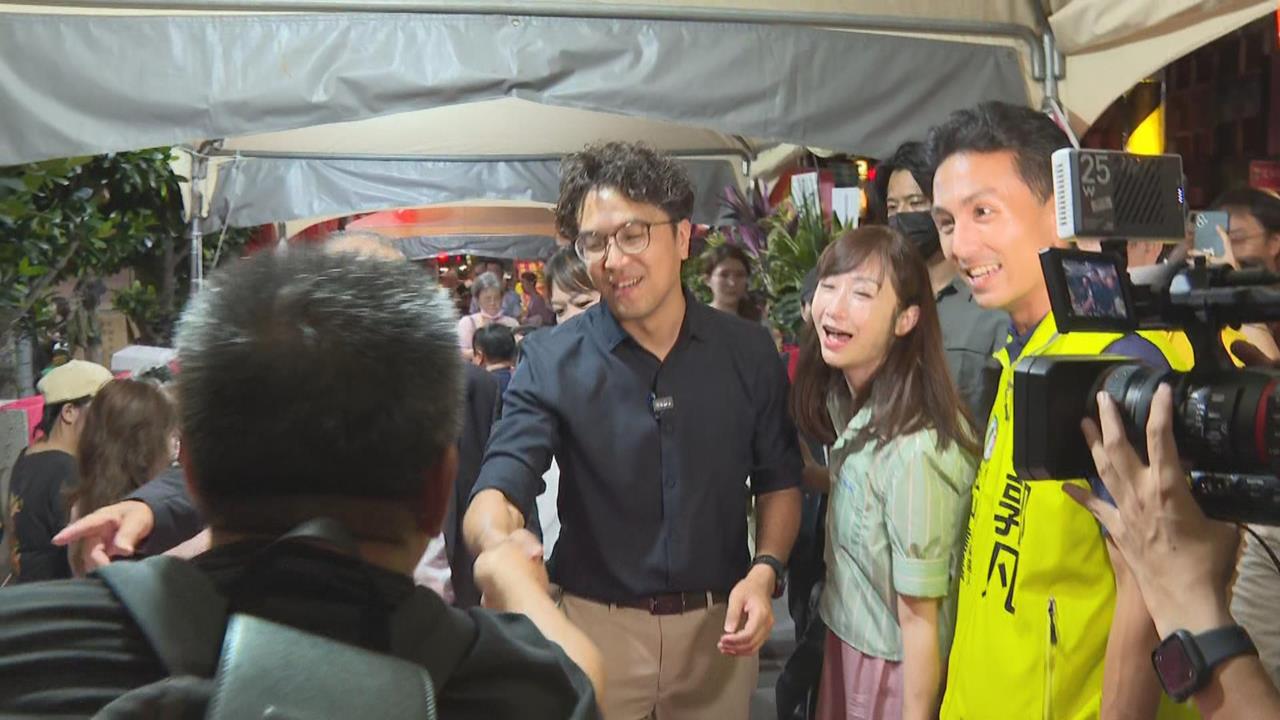 快新聞／中秋洋流不歇！沈伯洋人氣強強滾　餐會民眾搶拍照握手