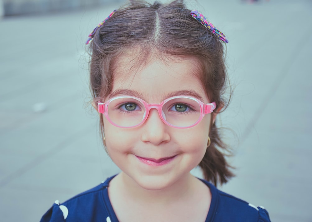 防疫生活對策 / 擔心線上教學讓孩子出現近視！ 營養師推薦8大護眼營養素