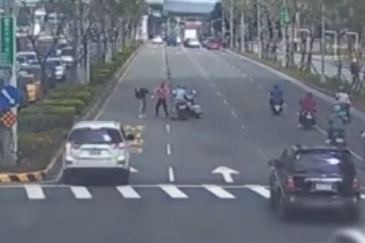 快新聞／這麼生氣？新北板橋行車糾紛　2機車騎士路中央大打出手