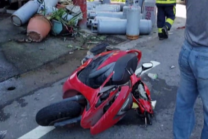 滿載瓦斯鋼瓶貨車撞電桿 警消現場警戒