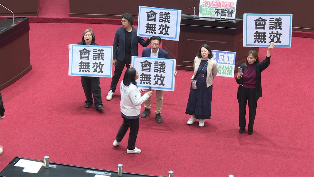 藍白又硬闖　反廢死反戒嚴公投逕付二讀　柯建銘拐杖敲桌怒轟會議無效