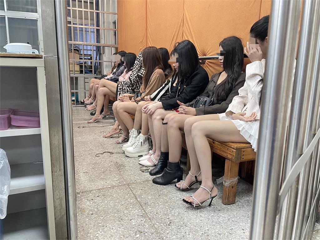 壢警雷霆掃蕩深夜突擊特種場所 15泰女非法陪酒全遭逮