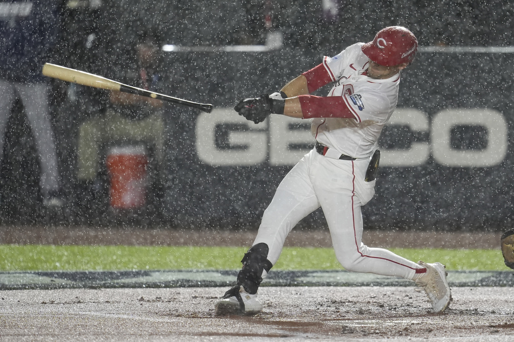 MLB(影)/雨神來攪局! 史上首次在賽車場的「賽道經典賽」被迫延賽