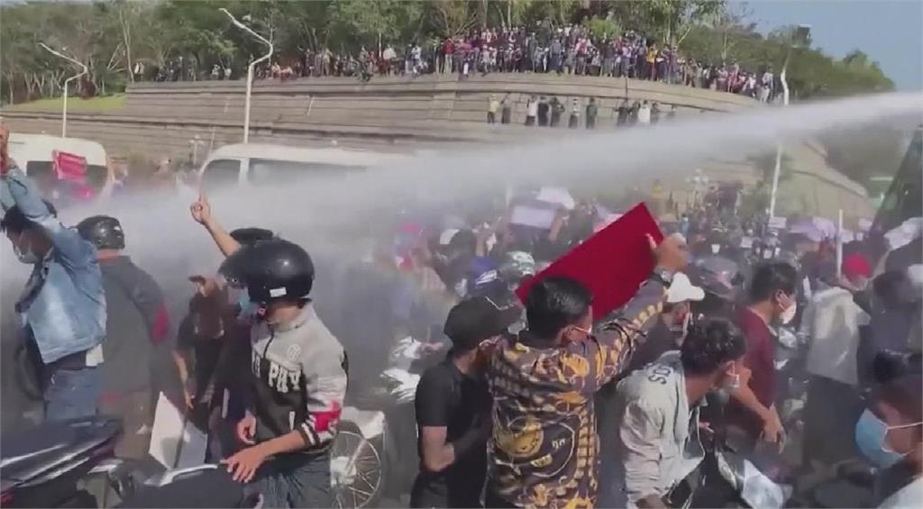 緬甸民眾續上街抗議 警方一度發射水炮