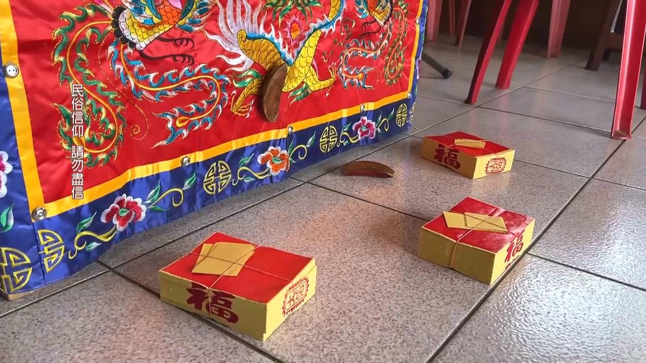 元宵節擲筊乞龜驚人奇景！　筊杯掛桌裙如「龍爪抓筊」