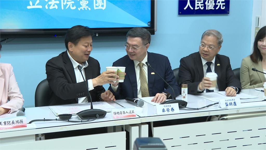 罷傅二階達標態度大變？傅崐萁為卓揆等門又服務喝咖啡
