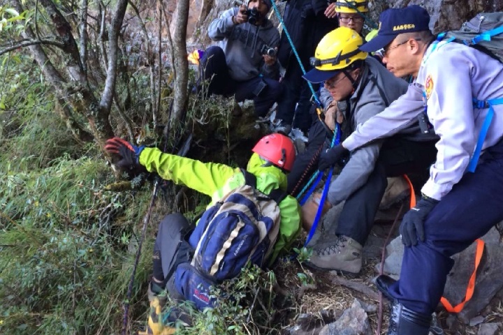 男子爬玉山跌落30米深邊坡 消防員垂降救人