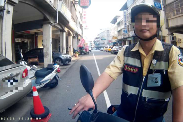 誇張!！救護車司機是毒品犯 警負傷逮人