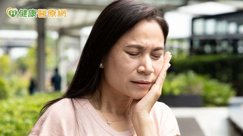 牙縫變大狂卡食物?醫:是「牙周病」警訊!可影響全身健康勿輕忽