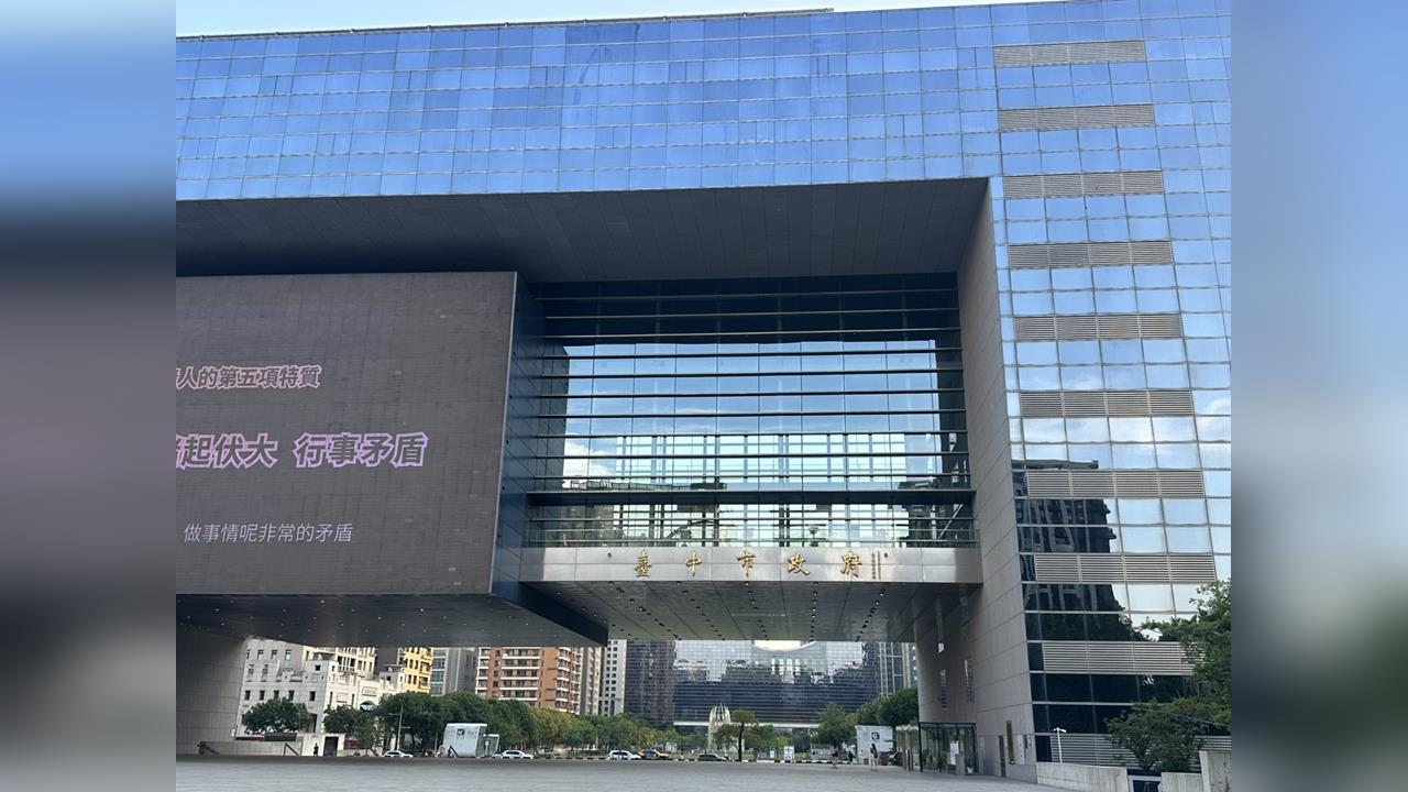 快新聞／台中「棒球隊」太囂張！市府社會局櫃台竟被砸　誇張畫面曝光