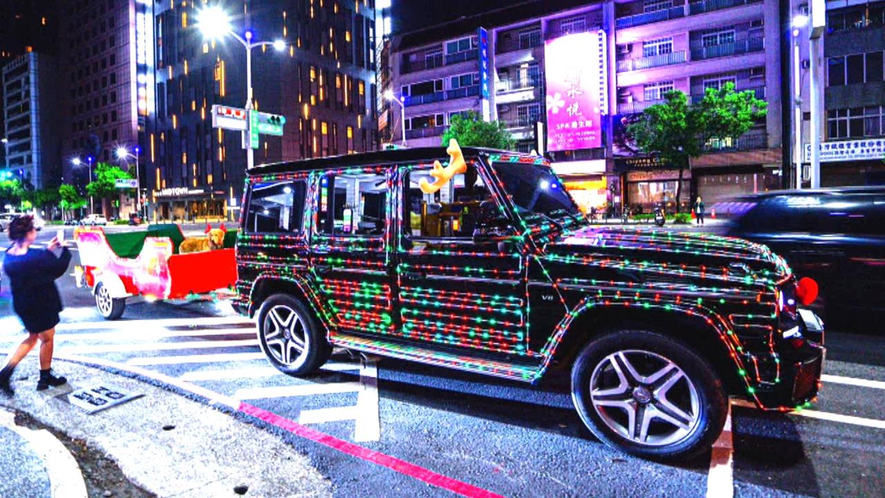 耶誕限定! 多車掛閃亮燈飾遊行 載萌犬扮麋鹿遊街