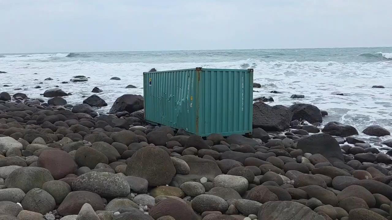 未妥善固定？港籍貨櫃輪２７貨櫃落海　已尋回４個、航港局：要求期限內打撈