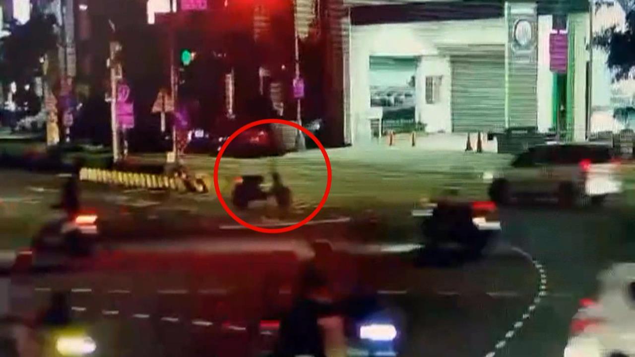 高雄深夜驚見行駛機車沒騎士！　「幽靈機車」現身真相曝光