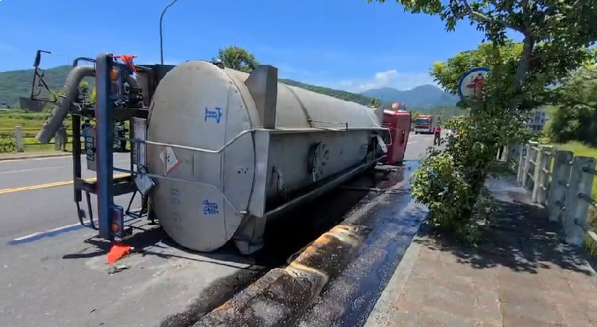 快新聞／宜蘭蘇澳「20公噸硫酸槽車」翻覆！駕駛受傷緊急送醫　